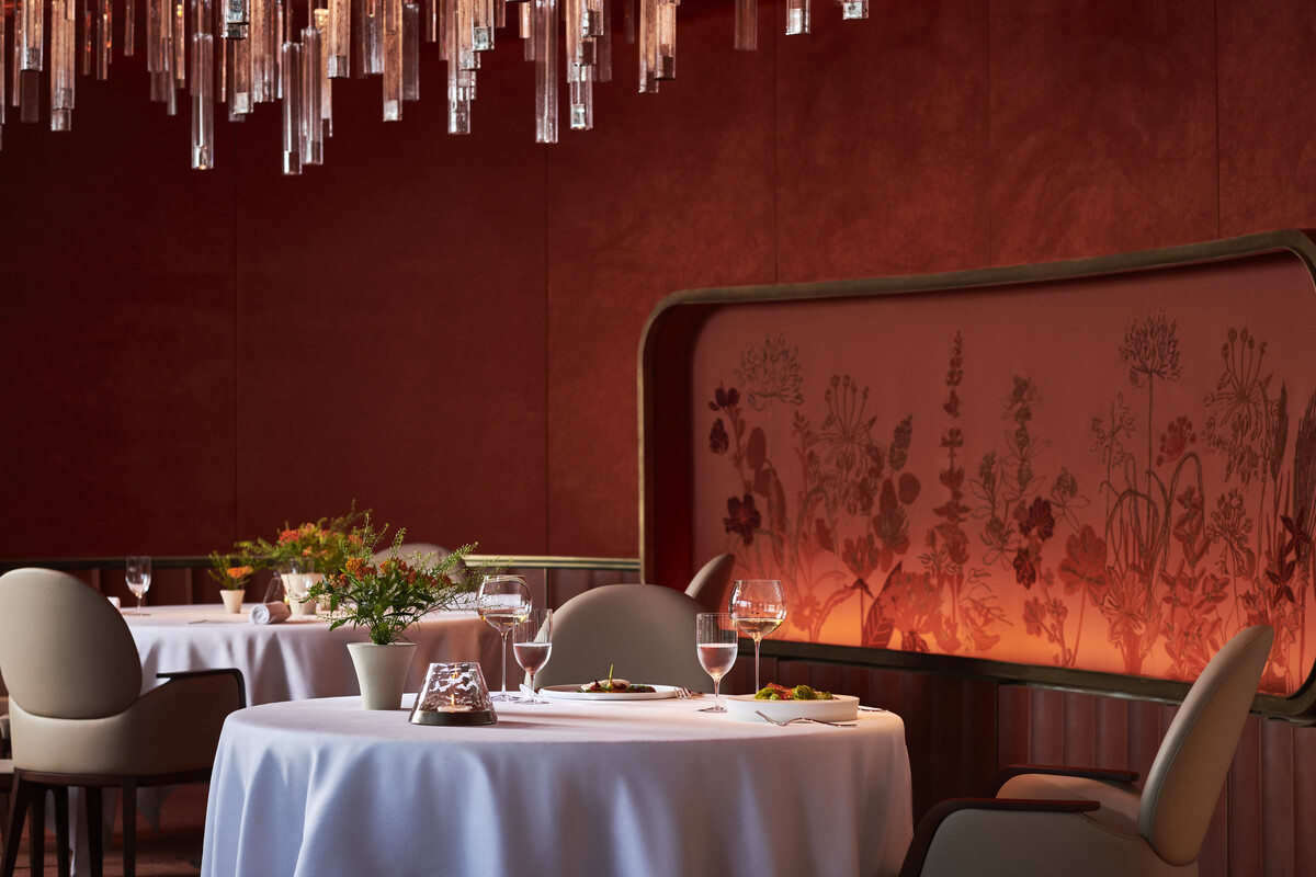 La Pergola - smart dining tables against red walls