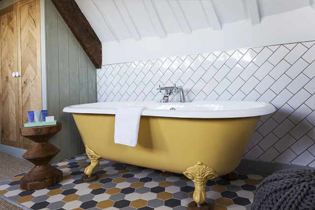 Old Stock Inn Bathtub